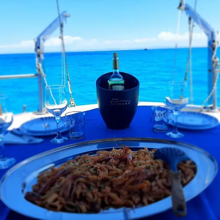 Kanaloa Charter Asinara Hotel na wodzie Stintino